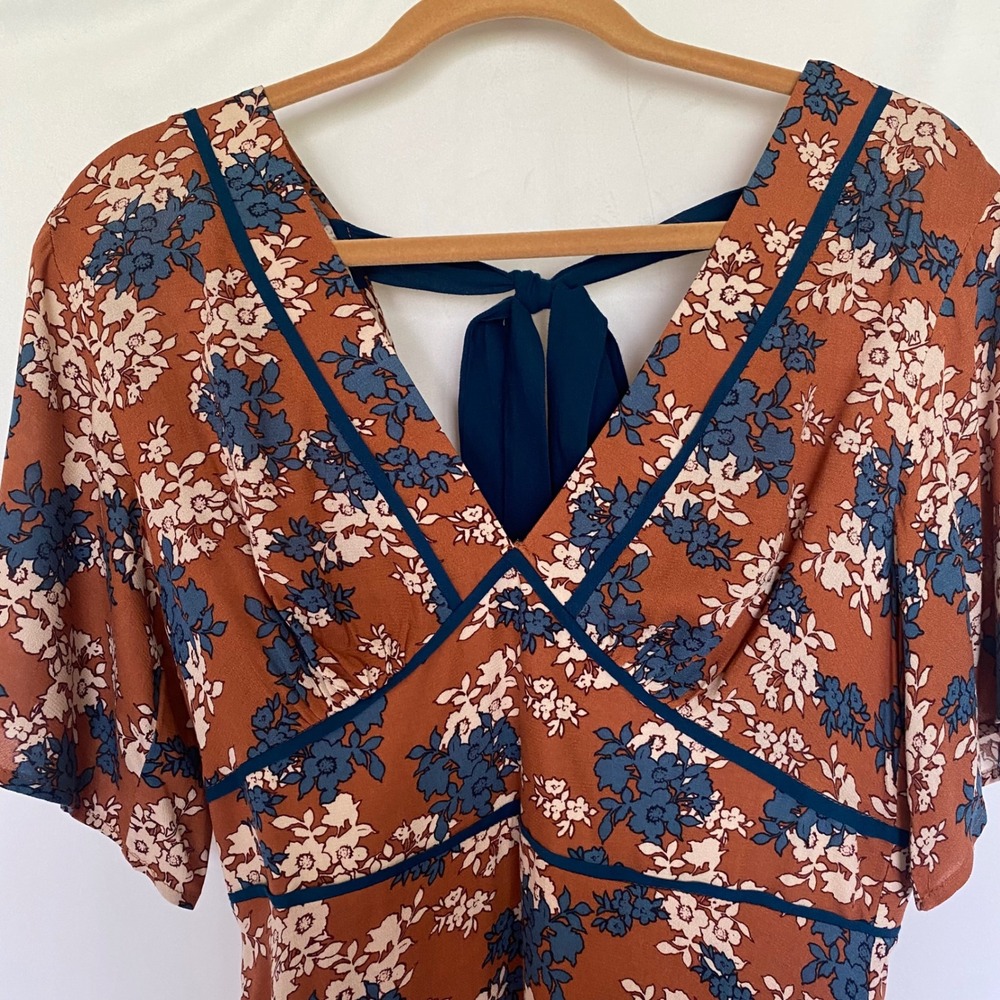 Le Lis Floral V-Neck Mini Dress Rust Orange Blue Flutter Sleeve Tie Back Large